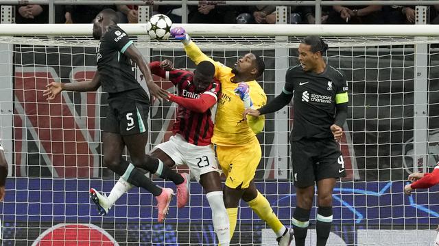 Foto: Terkena Cedera dan Dibobol Dua Gol, Apesnya Mike Maignan saat AC Milan Dipecundangi Liverpool di Liga Champions