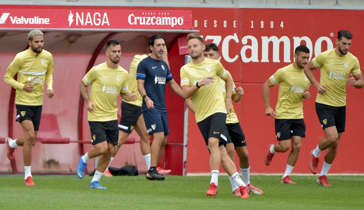 Para pemain Sevilla menghadiri sesi latihan di fasilitas olahraga Ciudad Deportiva Jose Ramon Cisneros Palacios di Seville, Senin (13/9/2021). Sevilla akan menjamu RB Salzburg dalam laga pembuka fase grup Liga Champions pada Selasa, 14 September 2021 malam WIB. (CRISTINA QUICLER/AFP)