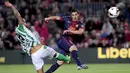Foto pemain depan Barcelona, David Villa menendang bola saat bertanding melawan Real Betis pada La Liga Spanyol di stadion Camp Nou 5 Mei 2013. Villa mencapai puncak karier sebagai pesepakbola saat membela Barcelona. Bersama Los Cules, dia menyumbangkan delapan trofi. (AFP/Josep Lago)