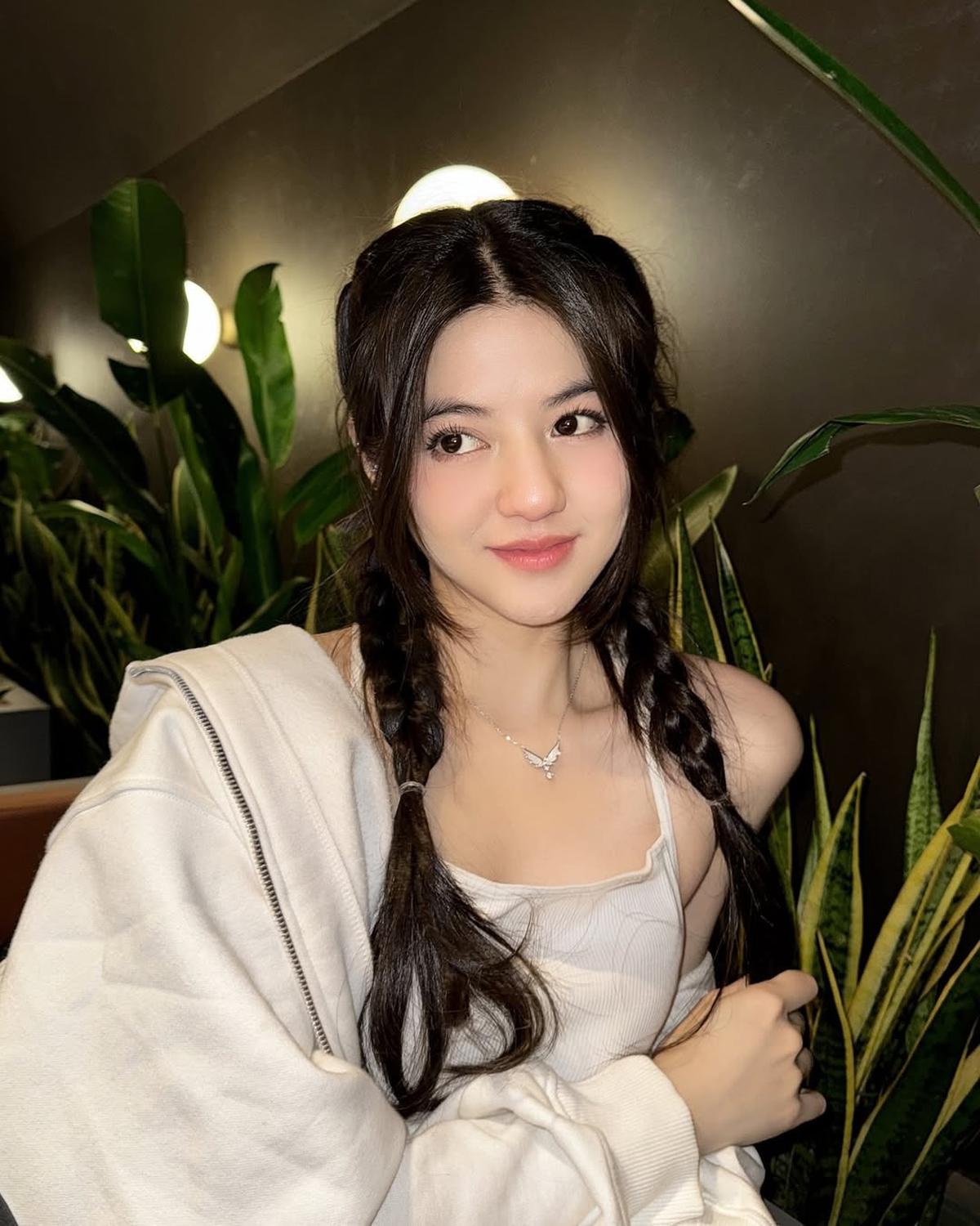 Potret Vonny Felicia YouTuber Cantik dengan Outfit Putih yang Bikin Makin Bening dan Klepek-Klepek