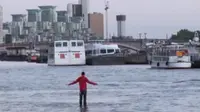 Pria ini berhasil berjalan di atas air di sungai tanpa alat bantu. Bagaimana bisa?