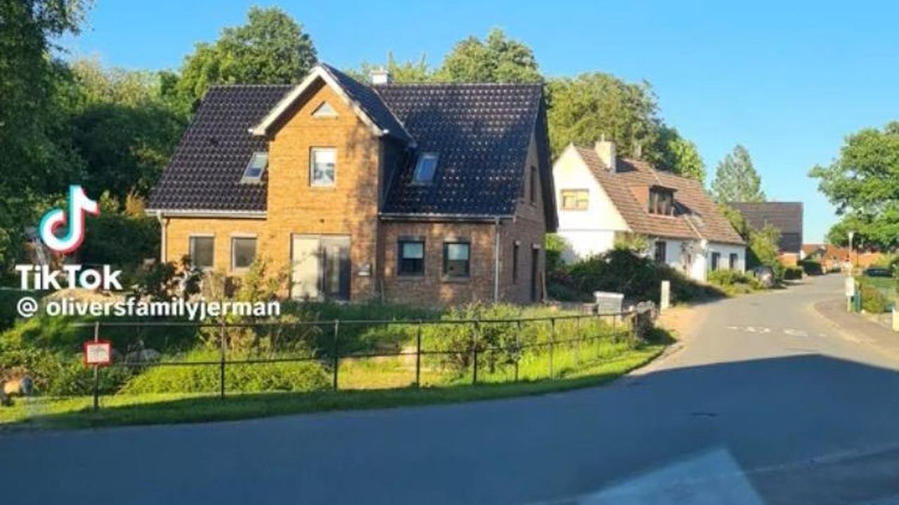 "Nyuruh anak tidur pas summer di Jerman, be like..." tulisnya di awal video.