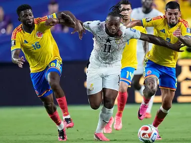 Pemain Ghana Antoine Semenyo berjuang merebut bola dari  pemain Colombia Jefferson Lerma dan Daniel Munoz selama pertandingan sepak bola babak 32 besar Piala Dunia antara Kolombia dan Ghana di Kansas City, Mo, Jumat (03/07/2026). (AP Photo/Charlie Riedel)