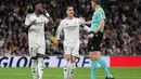 Menit ke-79 Real Madrid memecah kebuntuan. Mereka menjebol gawang Athletic Bilbao melalui aksi Vinicius Junior. Namun wasit menganulir gol tersebut usai melakukan pengecekan ulang via VAR. (OSCAR DEL POZO/AFP)