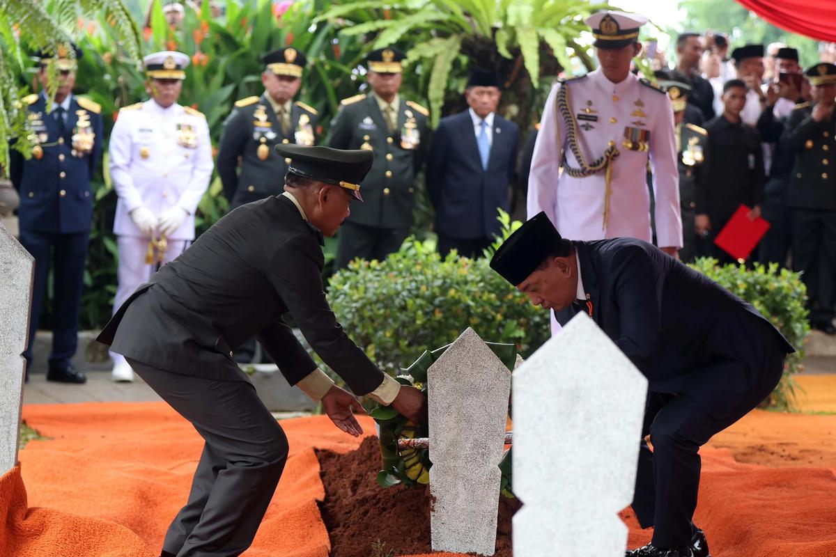 FOTO: Ryamizard Ryacudu Dimakamkan Secara Militer di TMP Kalibata
