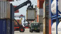 Suasana bongkar muat peti kemas di Pelabuhan Tanjung Priok, Jakarta, Selasa (19/3). IPC akan meningkatkan pelayanan kepada pengguna jasa melalui perbaikan infrastruktur dan suprastruktur serta digitalisasi pelabuhan. (Liputan6.com/Johan Tallo)