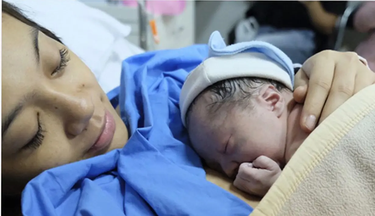 Melihat tulisan di akun media sosial Dian, proses melahirkan anak ke duanya ini memang terbilang butuh perjuangan keras. Selama kurang lebih 15 jam, Dian harus merasakan sakit sampai Langit lahir ke dunia ini. (Instagram/dianayulestari)