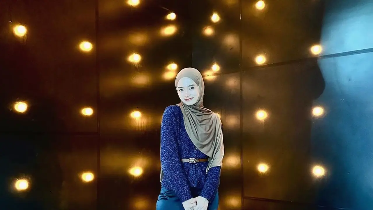 6 Gaya Berhijab ala  Inara Rusli, Cocok Jadi Inspirasi Busana Syar'i nan Simpel
