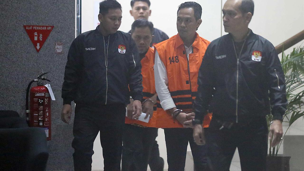 FOTO: Bupati dan Sekda Cilacap Ditahan KPK Usai Operasi Tangkap Tangan