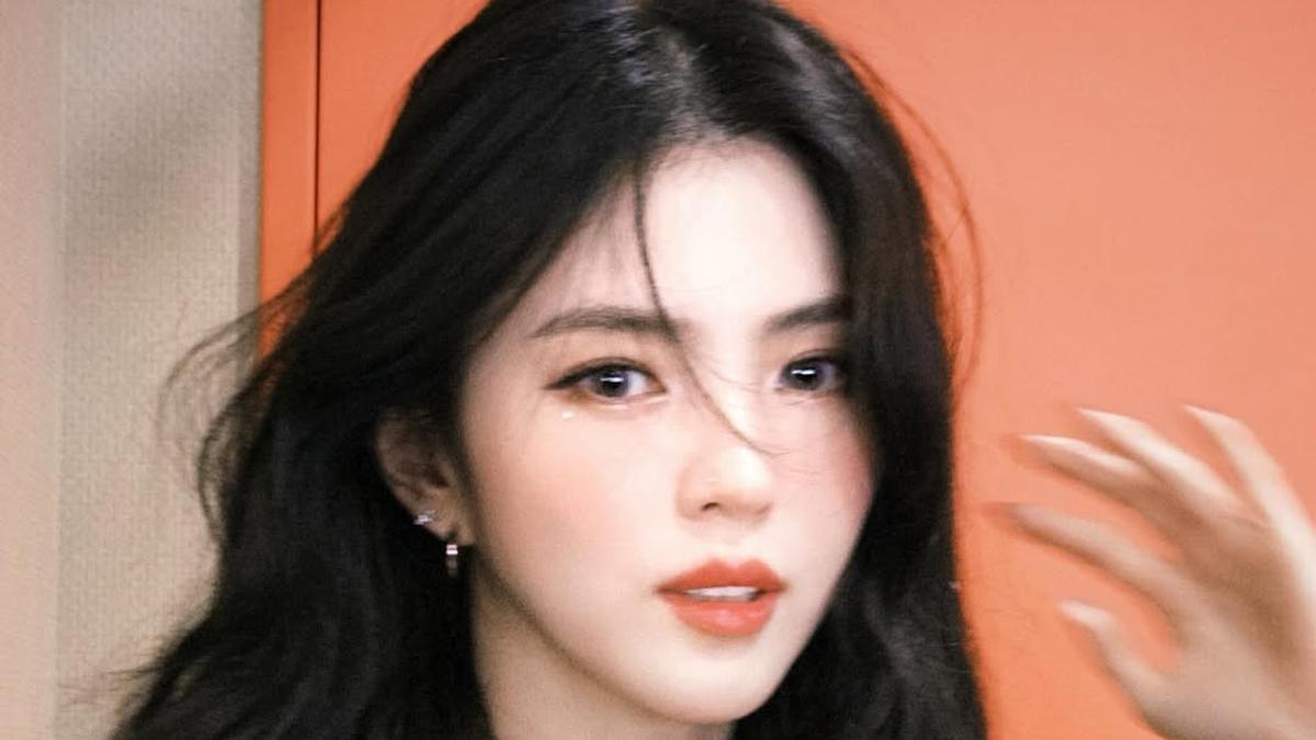 Han So Hee Tampil bak Peri dengan Gaun Transparan dan Lipstik Merah