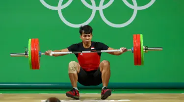 Atlet angkat besi Indonesia, I Ketut Ariana saat mengangkat beban di kelas 69 kg putra pada Olimpiade Rio 2016, Rabu (10/8). Indonesia gagal menambah medali pada cabang angkat besi Olimpiade Rio 2016. (REUTERS/Yves Herman)