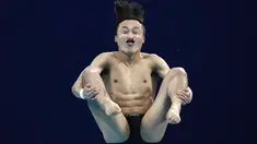 Haram Woo, pelompat indah Korea Selatan, bertanding dalam final Loncat indah putra 3 meter Springboard Olimpiade Tokyo 2020 di Tokyo Aquatics Center, Selasa (3/8/2021). (AP Photo/Alessandra Tarantino)