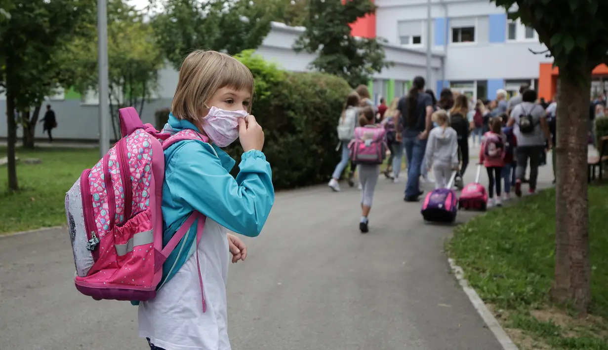 Seorang anak perempuan berjalan menuju sekolah pada hari pertama tahun ajaran baru di Sibenik, Kroasia, 7 September 2020. Meskipun saat ini epidemi kembali meningkat, pemerintah Kroasia telah menginstruksikan seluruh sekolah untuk kembali buka pada 7 September 2020. (Xinhua/Pixsell/Emica Elvedji)