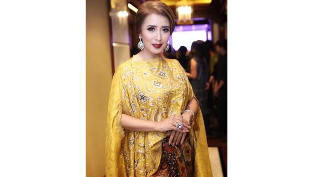 Menyukai dunia fashion, Sendy Yusuf diketahui menjabat sebagai Ketua Umum di Yayasan Batik Jabar.