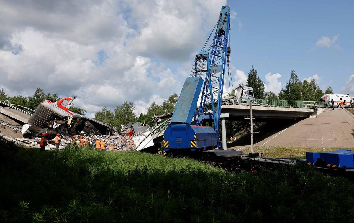 FOTO: Penampakan Gerbong Kereta Api Hancur Tertimpa Material Robohnya Jembatan Jalan Raya di Rusia