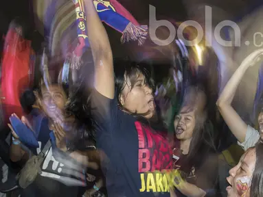 Supporter Barcelona merayakan kemenangan atas Real Madrid saat nonton bareng bersama Bola.com dan Head & Shoulders di Senayan, Jakarta, Senin (24/4/2017). (Bola.com/Vitalis Yogi Trisna)