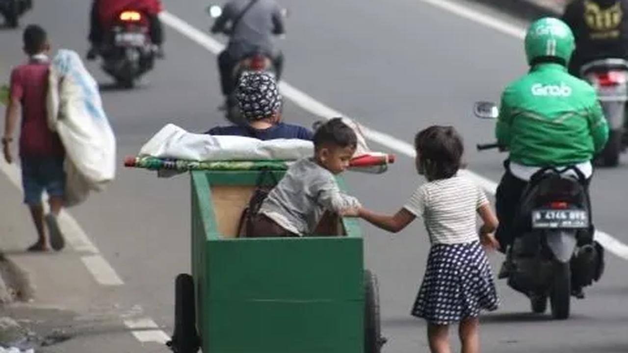 Keberadaan PPKS terlihat di sudut-sudut ibu kota negara. Aksi mereka beragam dalam mencari cuan