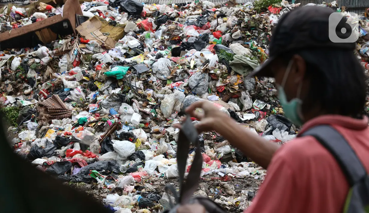 Pemulung memilah sampah di Tempat Pembuangan Sementara Kalibata, Jakarta, Jumat (10/4/2020). Kadis Lingkungan Hidup DKI Jakarta, Andono Warih mengatakan terjadi penurunan tonase sampah rata-rata 620 ton per hari selama penerapan WFH akibat pandemi Covid-19. (Liputan6.com/Helmi Fithriansyah)