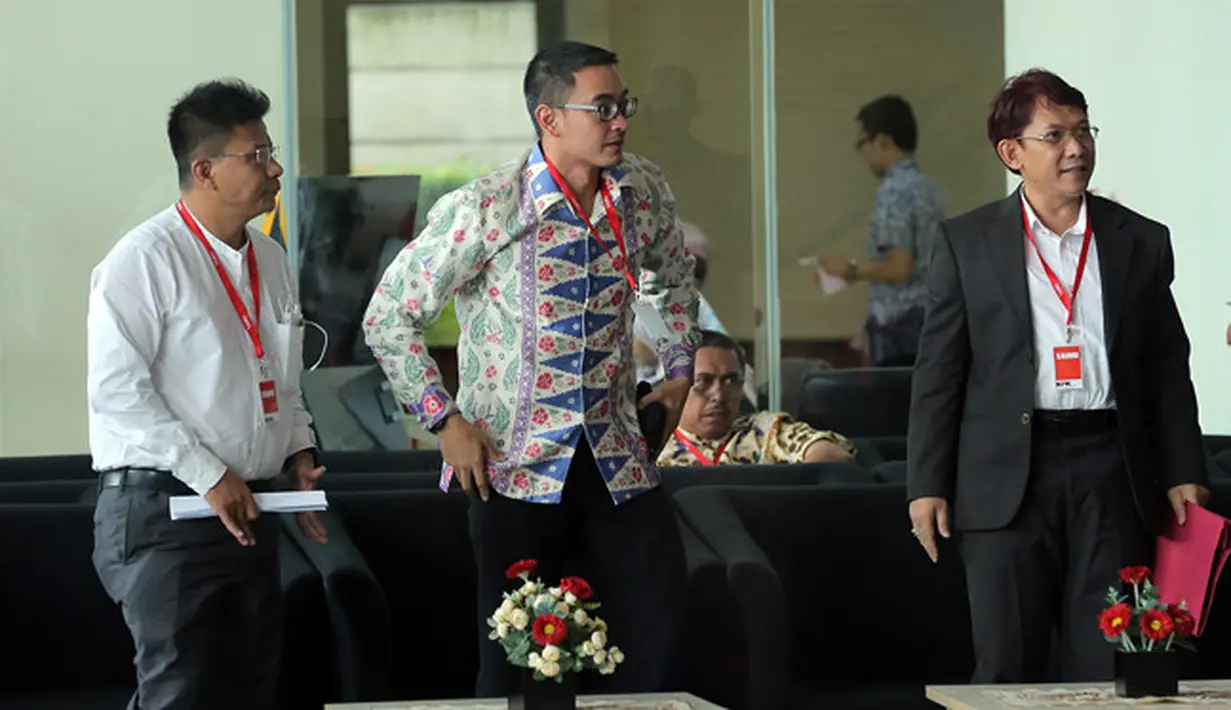 Tampak siap menjalani pemeriksaan, Zumi Zola tak henti melemparkan senyumannya kepada awak media meski tak banyak berkata. Terlebih ia makin tampan dengan kemeja batik berwarna hijau, celana hitam dan kacamatanya.  (Deki Prayoga/Bintang.com)