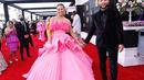 Chrissy Teigen juga masuk dalam jajaran best-dressed Grammy 2022 dalam balutan gaun bervolume merah muda dari Nicole + Felicia Couture(Foto: Instagram @recordingacademy)
