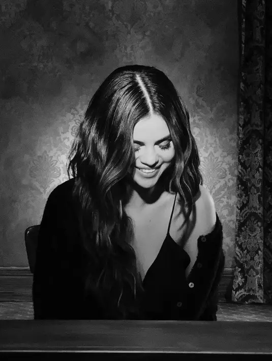 Ini potret gaya rambut terbaru Selena di video musik terbarunya. Rambutnya yang bergelombang dan senyum tipisnya tampak sangat mengesankan. Menggunakan pakaian bernuansia hitam membuatnya terlihat lebih dewasa. (Liputan6.com/IG/@selenagomez)