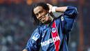 Ronaldinho - Legenda Timnas Brasil ini kariernya meroket dan menjadi terkenal kala membela Barcelona. Namun, sebelum itu, peraih Ballon d'Or 2005 ini lebih dulu berseragam PSG. Selama dua musim di Paris, Ia mampu mengemas 25 gol dan 17 assist dalam 77 penampilan. (AFP/Jacques Demarthon)