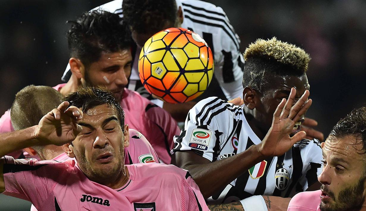 Pemain Juventus, Paul Pogba (2kiri) berebut bola dengan para pemain Palermo pada laga lanjutan Liga Italia Serie A di Stadion Renzo Barbera, Palermo, Senin (30/11/2015) dini hari WIB .  (AFP Photo/Gabriel Bouys)