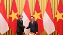 Kedua negara Asia Tenggara ini memperkuat hubungan mereka melalui investasi korporasi, lebih banyak perdagangan dan kerja sama yang lebih erat dalam meningkatkan keamanan di Laut China Selatan yang disengketakan di tengah ketegangan dengan Beijing. (Nhac NGUYEN/AFP)
