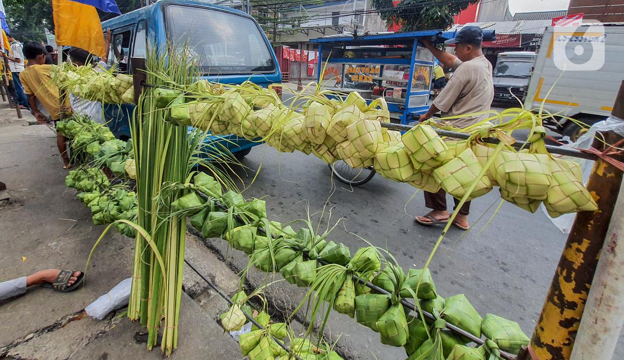 FOTO: Pedagang Kulit Ketupat Padati Pasar Pondok Labu - On ...
