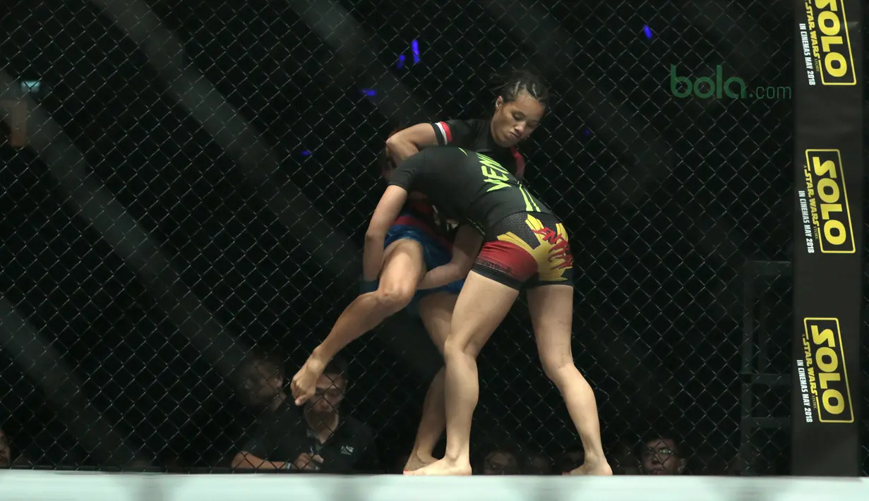 Gaya  Priscilla (kiri) melepaskan tendangan saat melawan petarung asal Filipina, Rome Trinidad pada ajang One Championship 2018 di Jakarta Convention Center, Sabtu (12/5/2018). Priscilla menang padan ronde pertama. (Bola.com/Nick Hanoatubun)
