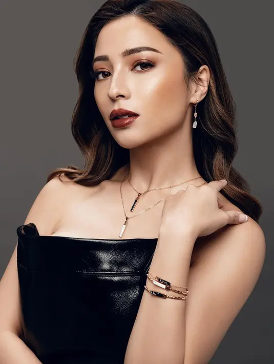 Penampilan luar biasa Nikita Willy dengan makeup bold dan pulasan lipstik merah. Warna merah bata pada bibirnya diserasikan dengan eyeshadow yang dikenakannya, membuat keseluruhan penampilannya terlihat menawan. [Foto: Instagram/nikitawillyofficial94]