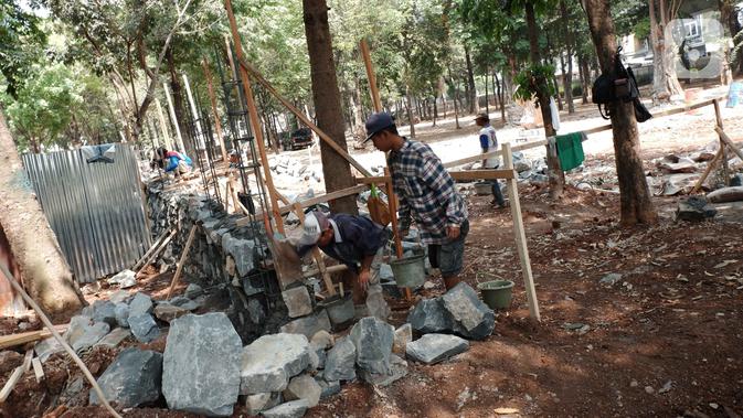 Proses pengerjaan revitalisasi Taman Puring di Kebayoran Baru, Jakarta Selatan, Selasa (8/10/2019). Pemprov DKI mulai melakukan revitalisasi dua taman yang sudah rusak pada tahun ini salah satunya adalah Taman Puring. (Liputan6.com/Faizal Fanani)