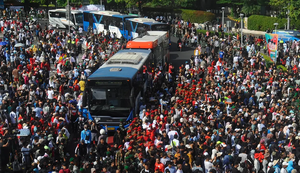 Dari grup band Dewa19, RAN, hingga penyanyi Via Vallen dan Ayu Ting Ting ikut ambil serta dalam kegiatan tersebut. (merdeka.com/Arie Basuki)