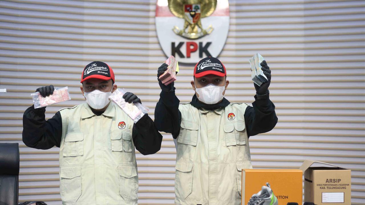 FOTO: KPK Tunjukkan Barang Bukti OTT Bupati Tulungagung