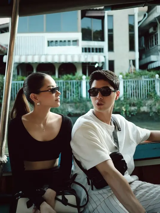 Bersanding dengan Alyssa, Al Ghazali menunjukkan bahwa pria pun bisa tampil modis dengan gaya simpel. Pada siang hari, Al memilih striped pants yang kasual namun trendi, dipadukan dengan kaus putih polos, crossbody bag, dan kacamata hitam yang memberikan kesan maskulin dan modern. [@alghazali7].