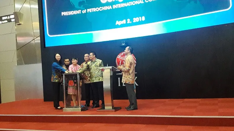 Perusahaan minyak dan gas bumi (migas) asal China yakni PetroChina International Companies membuka perdagangan saham di Bursa Efek Indonesia pada Senin (2/4/2018). (Liputan6.com/Bawono)