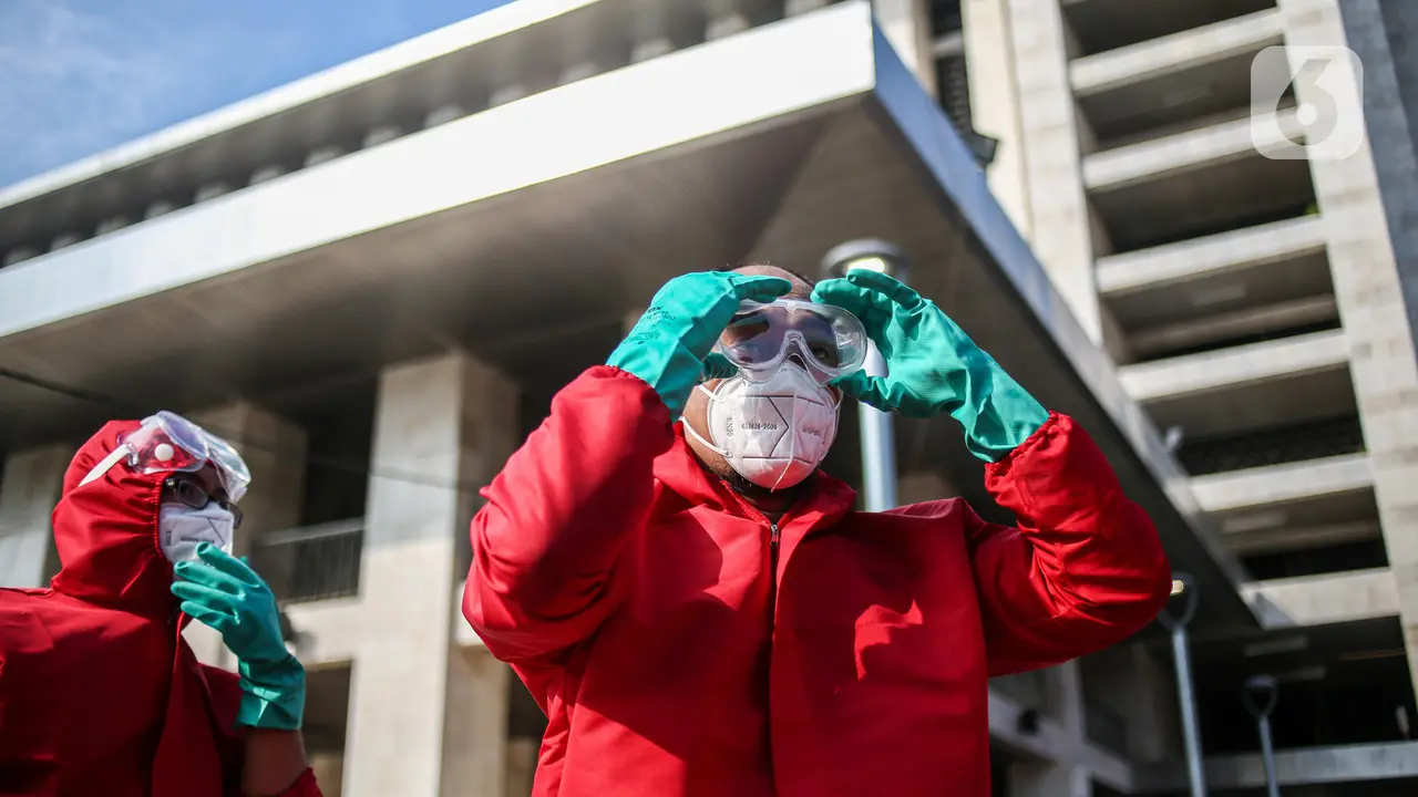Istiqlal dan Katedral Disemprot Disinfektan