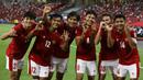 Para pemain Timnas Indonesia merayakan kemenangan 4-2 atas Singapura yang meloloskan Indonesia ke babak final Piala AFF untuk yang keenam kalinya. (AP/Suhaimi Abdullah)