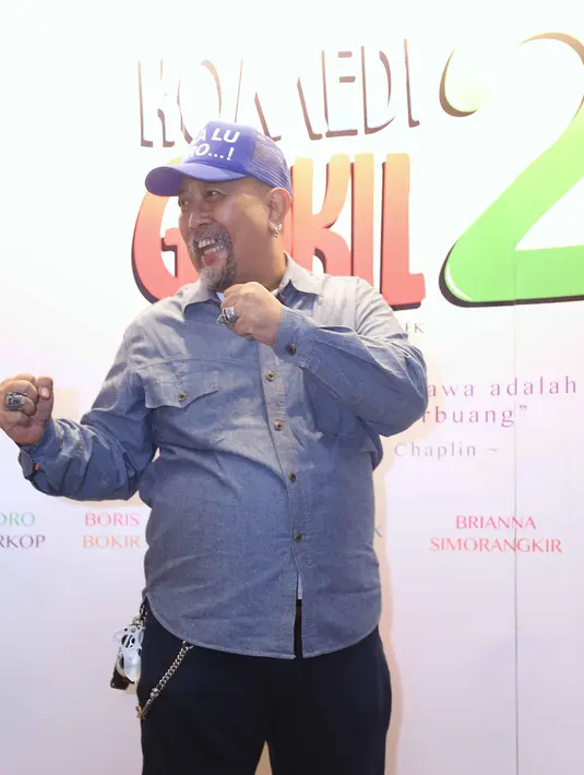 Kali ini, ia mendapatkan banyak surprise. Saat press confrence film Komedi Gokil 2 ia mendapatkan surprise dari rumah produksi. (Nurwahyunan/Bintang.com)