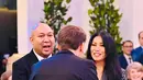 Setelan maskulin ini dipadu dengan tas Hermes Mini Kelly berwarna hitam yang senada [@anggun_cipta]