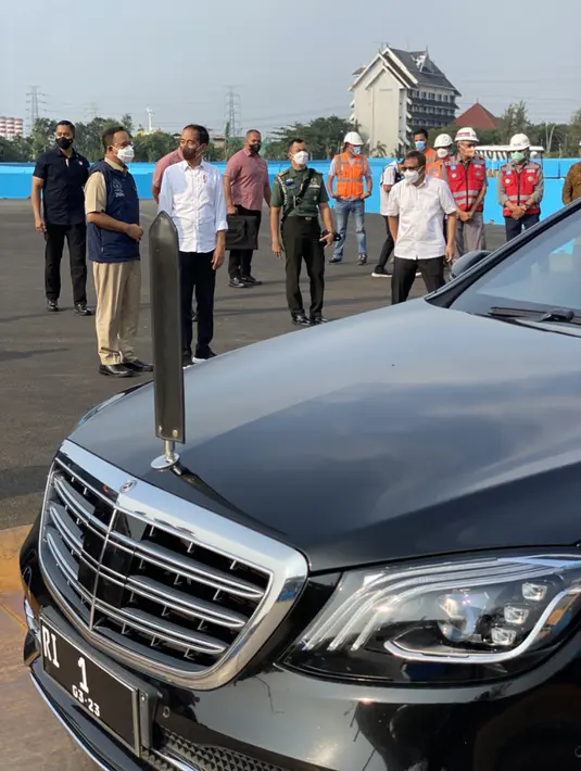 <p>Presiden Joko Widodo bersama Gubernur DKI Jakarta saat meninjau lokasi sirkuit Formula E di Ancol, Jakarta, Senin (25/4/2022). Jokowi yang ditemui usai berkeliling sirkuit Formula E mengatakan dirinya ingin melihat langsung persiapan balap mobil listrik ini. (Foto: Laily Rachev - Biro Pers Sekretariat Presiden)</p>