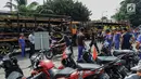 Petugas menaikkan sepeda motor milik peserta program mudik gratis dari Pemprov DKI Jakarta ke atas truk sebelum diberangkatkan di Terminal Pulogadung, Rabu (29/5/2019). Sebanyak 712 motor akan di kirim ke 10 kota tujuan pada tahap pertama Mudik Gratis Pemprov DKI 2019. (Liputan6.com/Faizal Fanani)