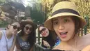 Sang ibunda dari Ayu Ting Ting, Umi Kalsum pun turut menjadi bagian dari liburan Ayu Tiing Ting dan Jessica Iskandar di Bali. (via instagram/@jedarcantik)