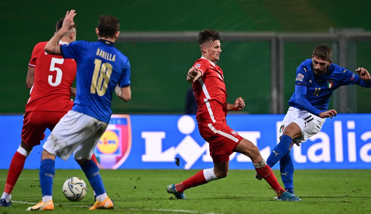 Striker Italia, Domenico Berardi (kanan), melepaskan tembakan yang membuahkan gol kedua Italia dalam laga UEFA Nations League Grup A1 melawan Polandia di Stadion Mapei, Italia, Senin (16/11/2020) dini hari WIB. Italia menang 2-0 atas Polandia. (AFP/Miguel Medina)