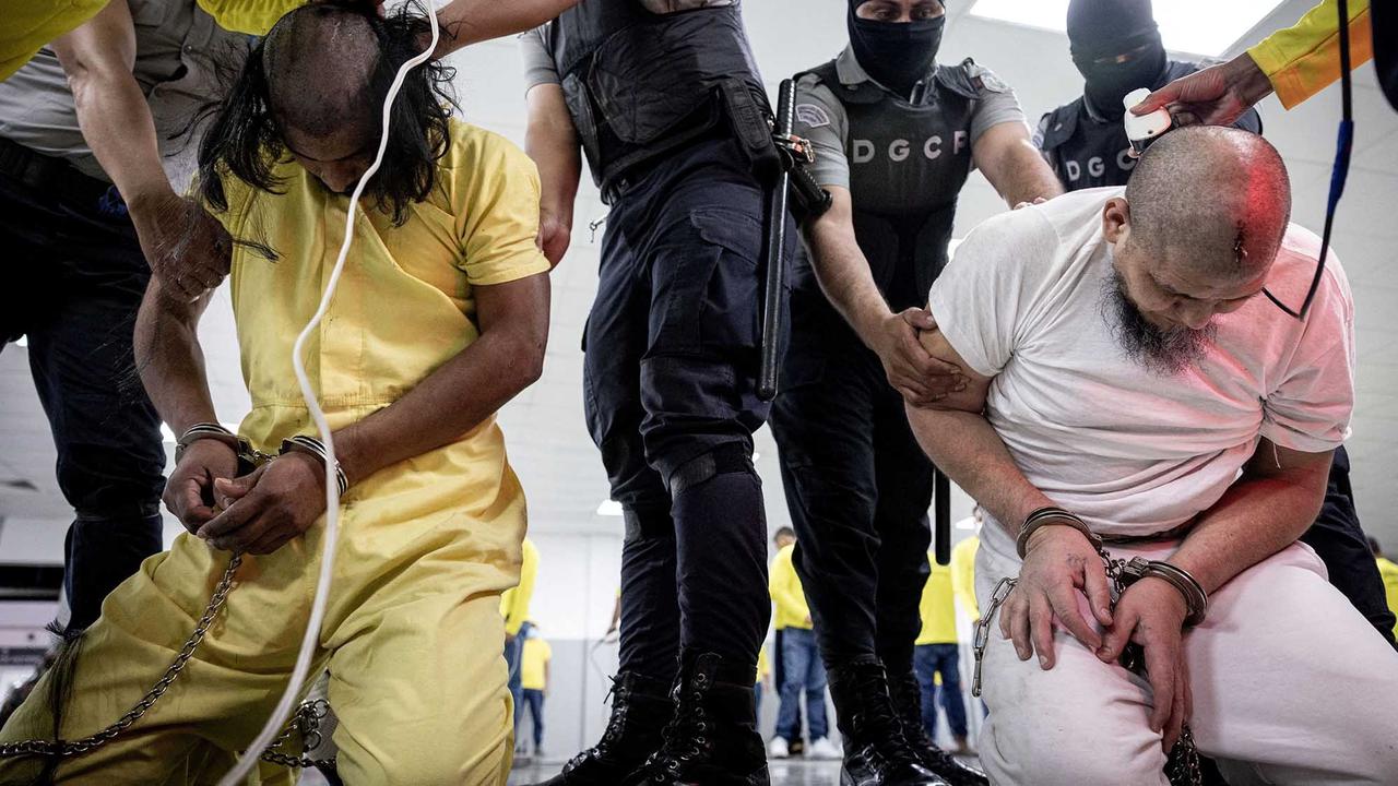 FOTO: Super Ketat Kemanan saat Deportasi 250 Imigran Terduga Anggota Geng Kriminal ke Penjara CECOT El Salvador