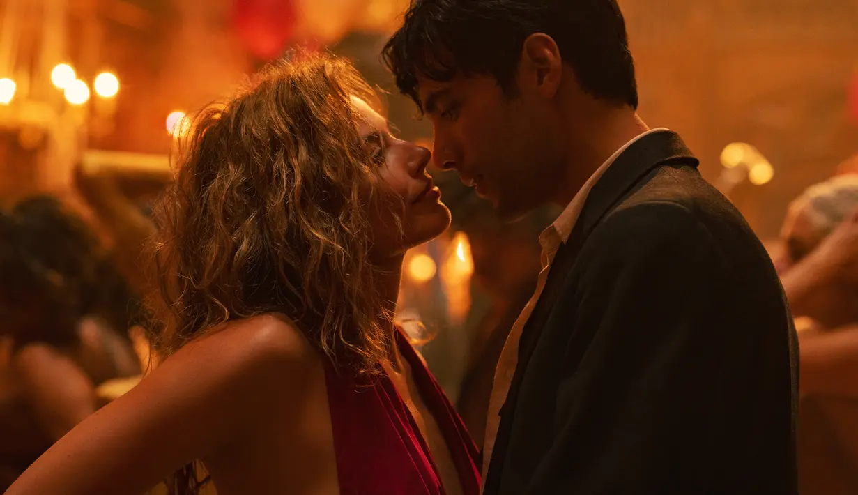 Margot Robbie (kiri) dan Diego Calva dalam sebuah adegan film ‘Babylon’. Film bergenre komedi drama ini mengusung tema ketika industri Hollywood mulai menjadi pusat hiburan yang mendunia. (Scott Garfield/Paramount via AP)