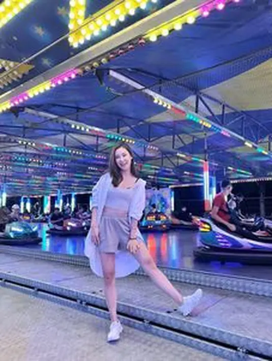 Gaya kasual sporty Karen dengan set crop top dan celana pendek yang dipasangkan dengan cardigan dan sneakers putih (Foto: Instagram @karbearv)