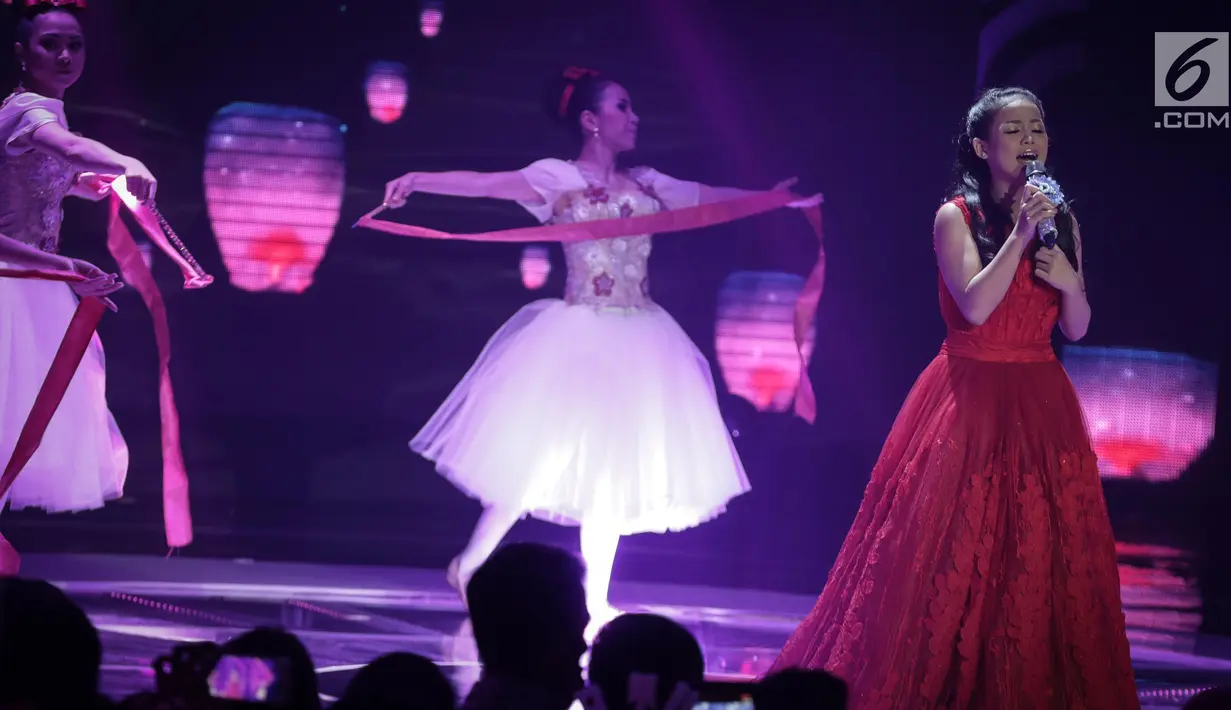 Aksi Putri asal Balikpapan dalam grand final Dangdut Academy 4 atau D'Academy 4 di Studio 5 Indosiar, Jakarta, Jumat (19/5). (Liputan6.com/Faizal Fanani)