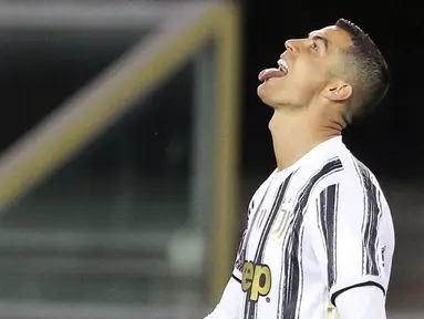 Striker Juventus, Cristiano Ronaldo, tampak kecewa usai gagal mencetak gol ke gawang Hellas Verona pada laga Liga Italia di Stadion Marc'Antonio Bentegodi, Minggu (28/2/2021). Kedua tim bermain imbang 1-1. (Paola Garbuio/LaPresse via AP)