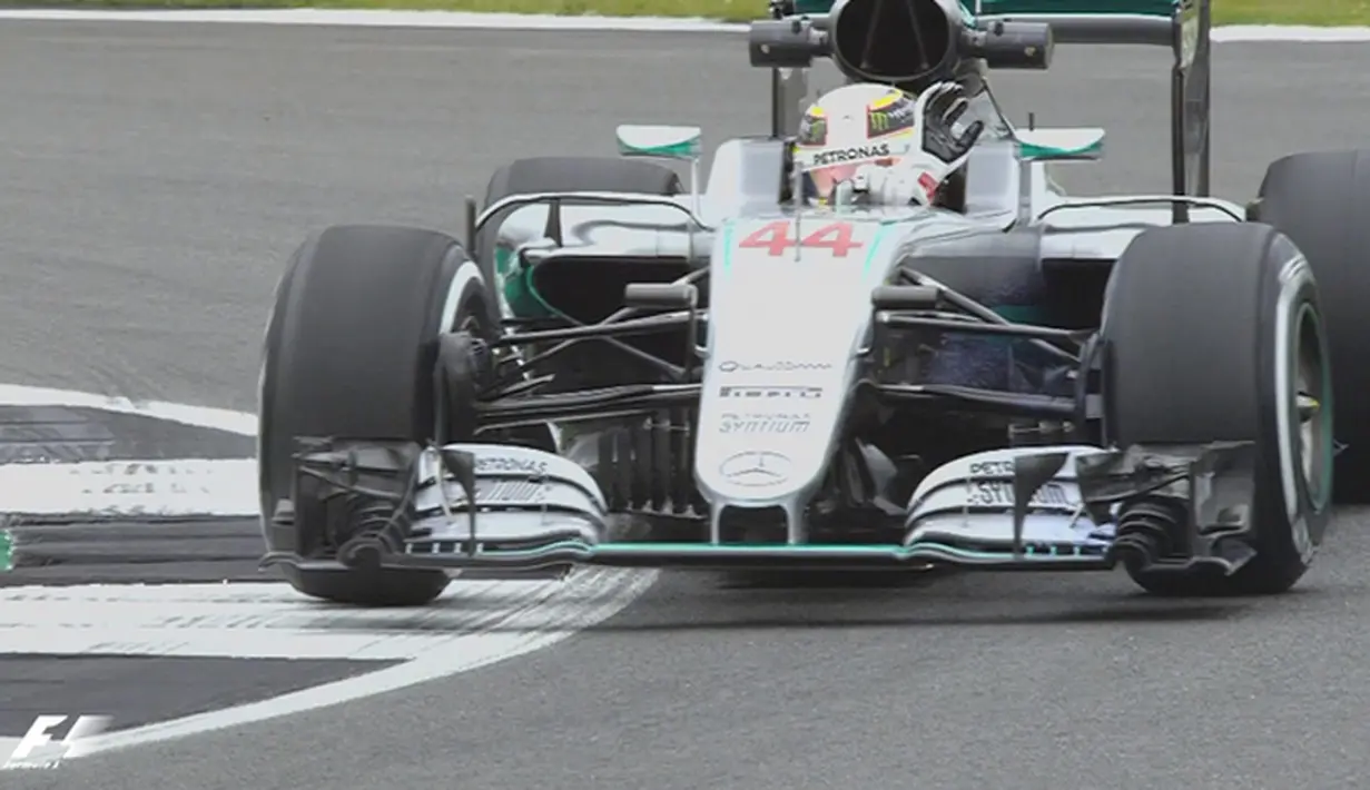  Pebalap Mercedes GP, Lewis Hamilton, menjadi pebalap tercepat pada sesi latihan bebas pertama (FP1) F1 GP Inggris, Jumat (8/7/2016). Hamilton mencatatkan waktu 1 menit 31,654 detik. (Bola.com/Twitter/F1)